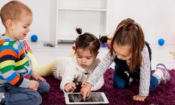 Los niños pueden utilizar la pantalla táctil a los 2 años